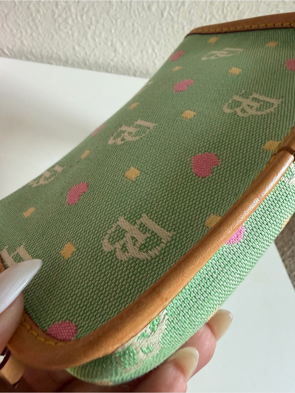 💚✨ Vintage Dooney & Bourke Y2K Monogram Wristlet Pouch ✨💚  Pink Hearts bag purse - Picture 8 of 14